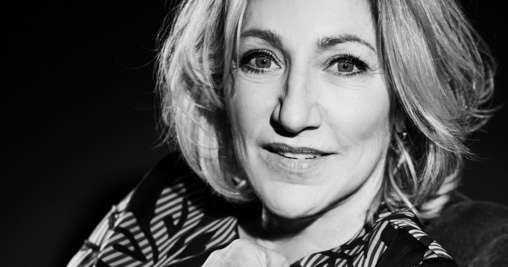 與西村佛教媽媽 Edie Falco 一起喝咖啡