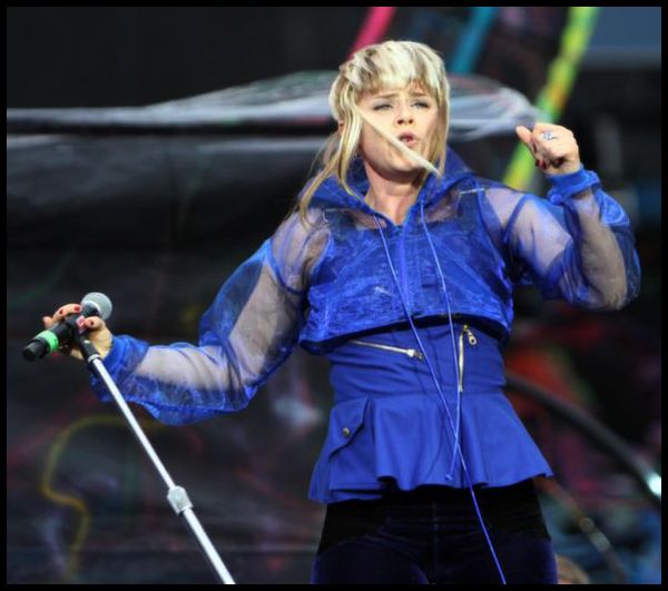 Check Out Robyn’s Bold New Hairstyle