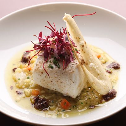 慢烤比目鱼配上柏柏尔香料粉和甜黄扁豆。