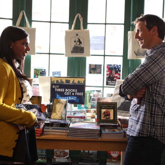 THE MINDY PROJECT: Mindy (Mindy Kaling, L) meets Matt (guest star Seth Meyers, R) in a bookstore in the "Hiring and Firing" episode of THE MINDY PROJECT airing Tuesday, Oct. 2 (9:30-10:00 PM ET/PT) on FOX. 