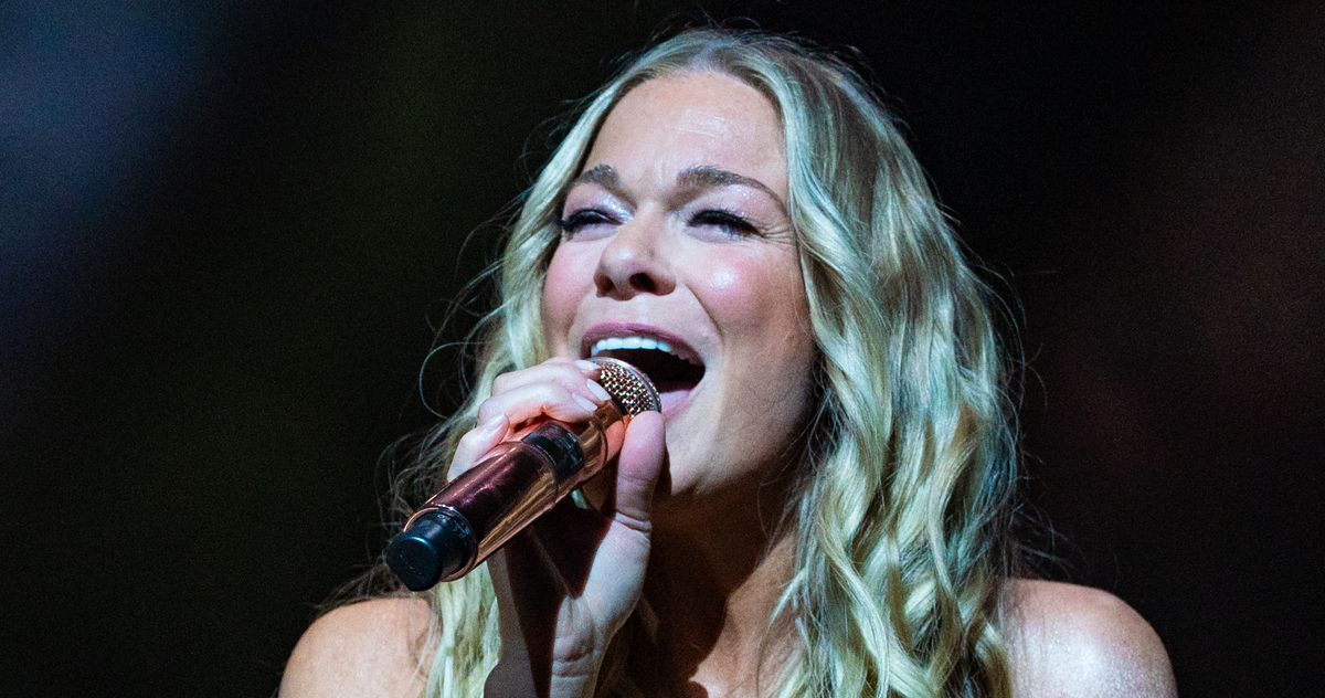 LeAnn Rimes Says Her Teeth Fell Out Mid-Concert