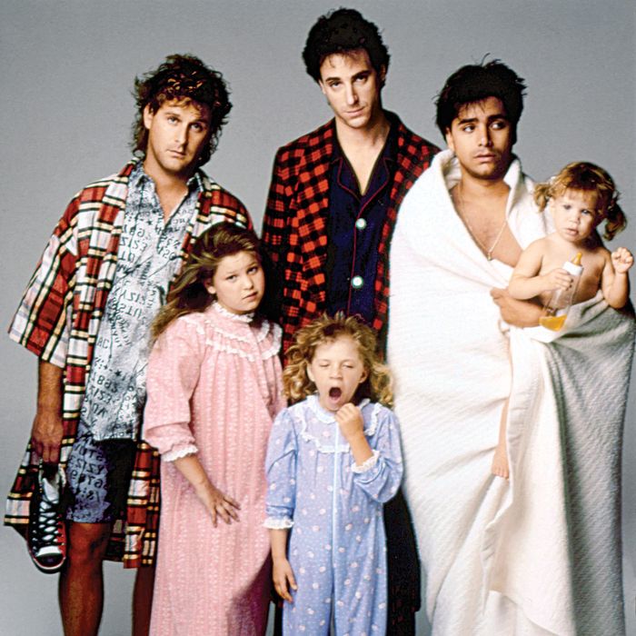 FULL HOUSE, (from left): Dave Coulier, Candace Cameron, Bob Saget, Jodie Sweetin, John Stamos, Ashle