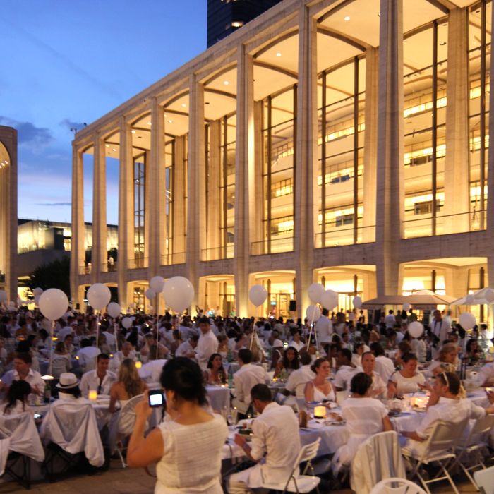https://pyxis.nymag.com/v1/imgs/611/d6a/b567fc87a4b19181c1890a8b3fd3ced36b-21-diner-en-blanc-2.jpg