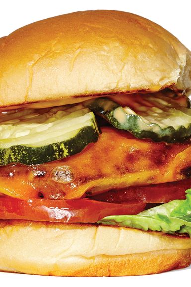 地道路边的经典汉堡(Genuine路边的经典汉堡，8美元)就像迈耶(Meyer)柠檬和鱼玉米卷一样让人想起加州，这家位于哥谭西部的美味汉堡口感宽松、多汁、调味良好，更不用说搭配得当了(包括生菜、番茄、泡菜和酱汁)。