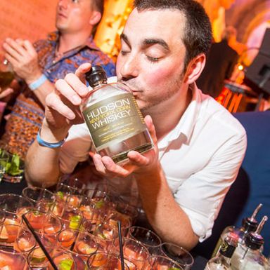 弗雷迪·梅喜欢在他的哈德森Rickhouse Rickey鸡尾酒中加入哈德森玉米威士忌。