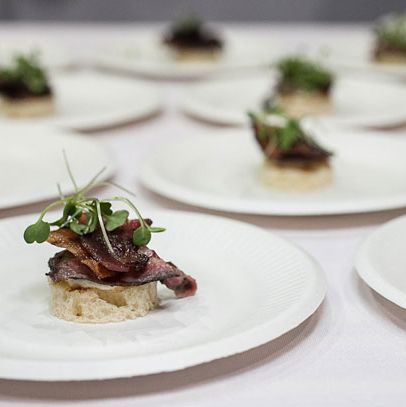 奶油蛋卷，裙子牛排，培根和微芳香橡胶。