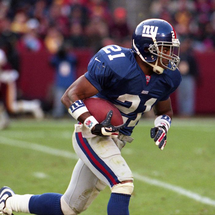 LANDOVER, MD - DECEMBER 3: Runningback Tiki Barber #21 of the New York Giants rushes during a NFL game against the Washington Redskins at FedExField on December 3, 2000 in Landover, Maryland. The Redskins won the game 9 to 7. (Photo by Michael J. Minardi/Getty Images) *** Local Caption *** Tiki Barber