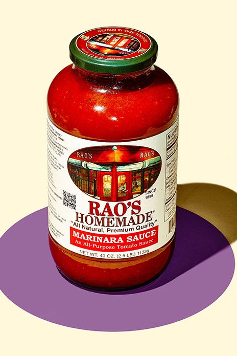 Rao 's自制番茄沙司。你可能永远不会在那里吃饭，但你可以随时在意大利面上洒上Rao的辛辣酱汁。在全食超市，很多地方;32盎司10美元。