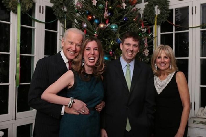 Stejl dette tjenestemænd 9 Times Joe Biden Creepily Whispered in Women's Ears