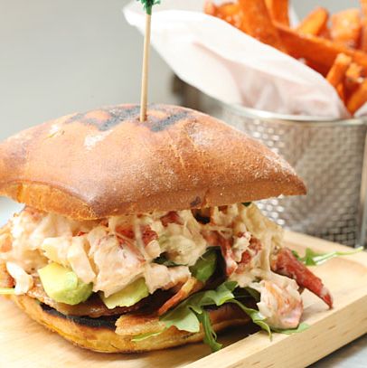 鳄梨，脆皮煎饼，芝麻菜，甜果酱薯条