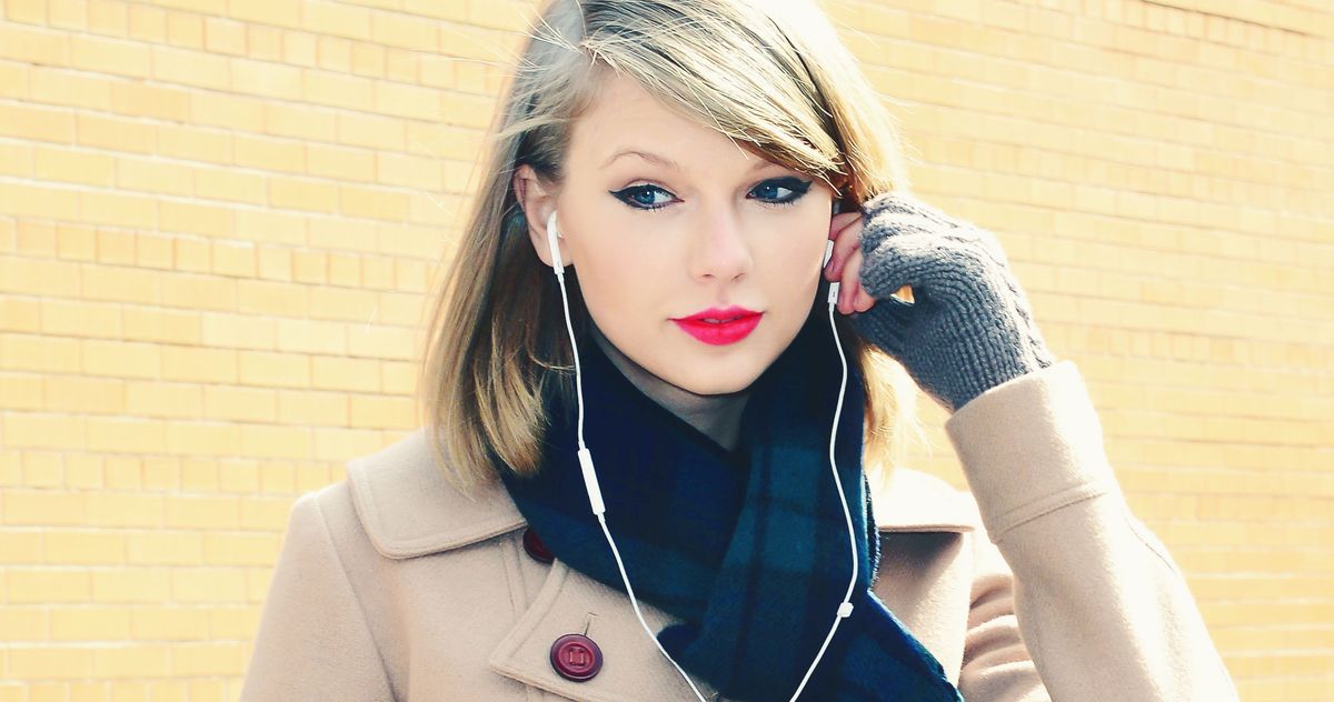 Where the Hell Is Taylor Swift’s Scarf?