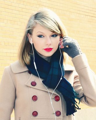 THE scarf has finally been identified!🧣(it's Gucci) : r/TaylorSwift