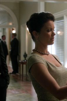 Tight updo, drop earrings, and pearls: The Mellie Grant trifecta.