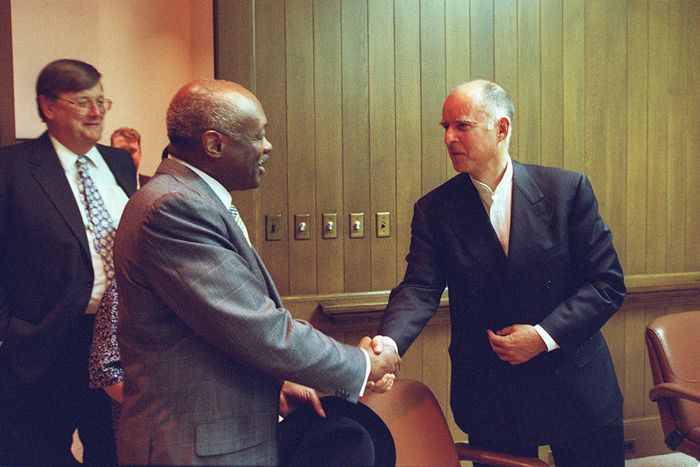 FOUR MAYORS 2/C/21OCT98/MN/LS —- From left, San Francisco Mayor Willie Brown and Oakland Mayor-elect Jerry Brown shake hands in the Chronicle Board Room of the San Francisco Chronicle in San Francisco on Wednesday. Photo by Lea Suzuki