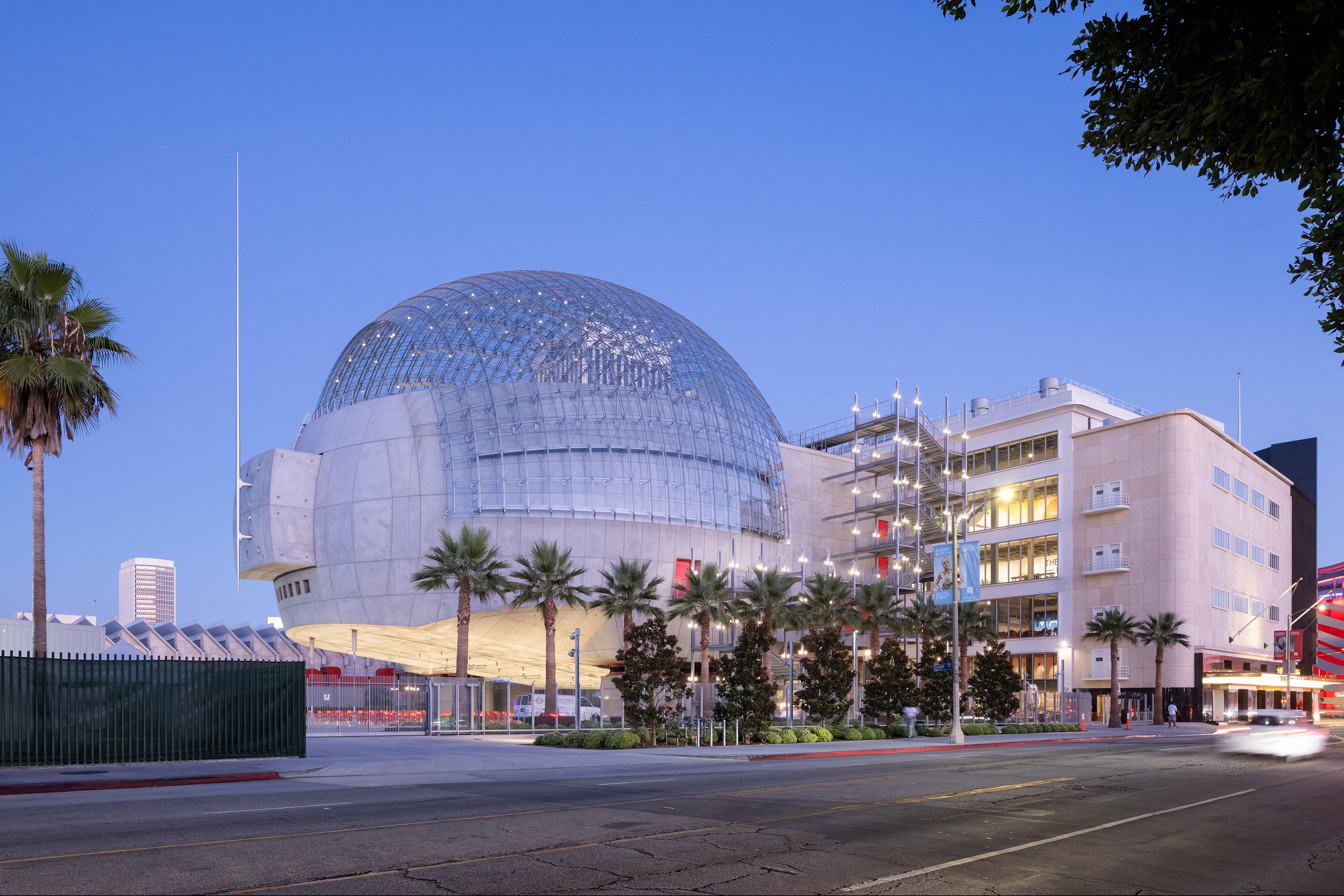 Frank Gehry  Spinning Tales – Art in America Guide