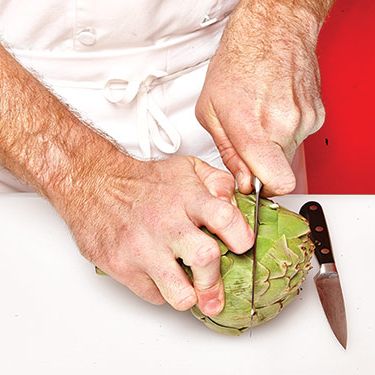 1.用锯齿刀切掉洋蓟的顶部。