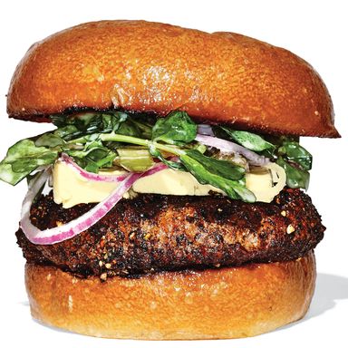 Raoul’s Burger au Poivre, 19美元,每天的十几个订单竞争非常激烈(以及消费它们的九张酒吧凳)。肉饼是胡椒皮的,奶酪是triple-crème Saint-Andre的,配上au poivre酱汁,让肉饼更加美味。这是城里最难以捉摸的汉堡,值得你付出努力去得到它。