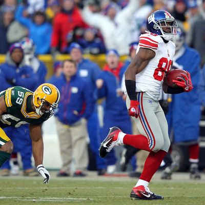 Hakeem Nicks #88 of the New York Giants runs with the ball after a catch on his way to scoring a 66 yard touchdown in the first quarter against Brad Jones #59 of the Green Bay Packers during their NFC Divisional playoff game at Lambeau Field on January 15, 2012 in Green Bay, Wisconsin. 