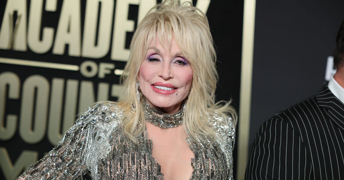 Dolly Parton’s Sister Says Dolly Is ‘Under the Weather’