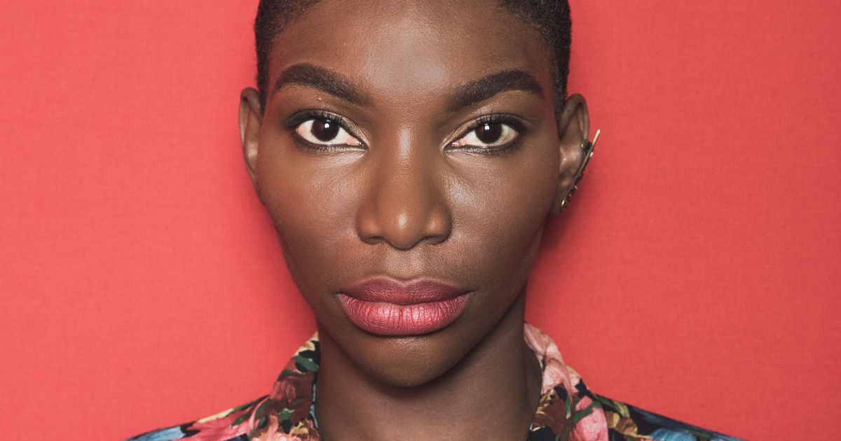 Michaela brilliant. Michaela coel. Михаэла Коэл трансгендер. Михаэла Коэл британский сценарист. Михаэла Коэл hot.