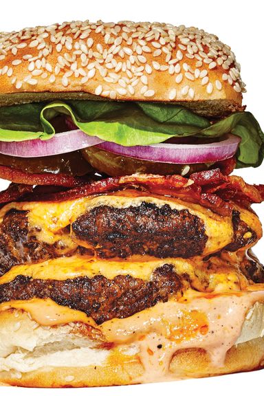 乍一看，阿肯色州人罗布·牛顿(Rob Newton)那粗壮的南方风味双层汉堡似乎吃得太多。它不是。精品店的培根增添了魅力，却没有抢尽风头。密西西比回归酱让其他特殊的酱看起来不那么像。浓郁的自制甜椒芝士让它浑然一体。