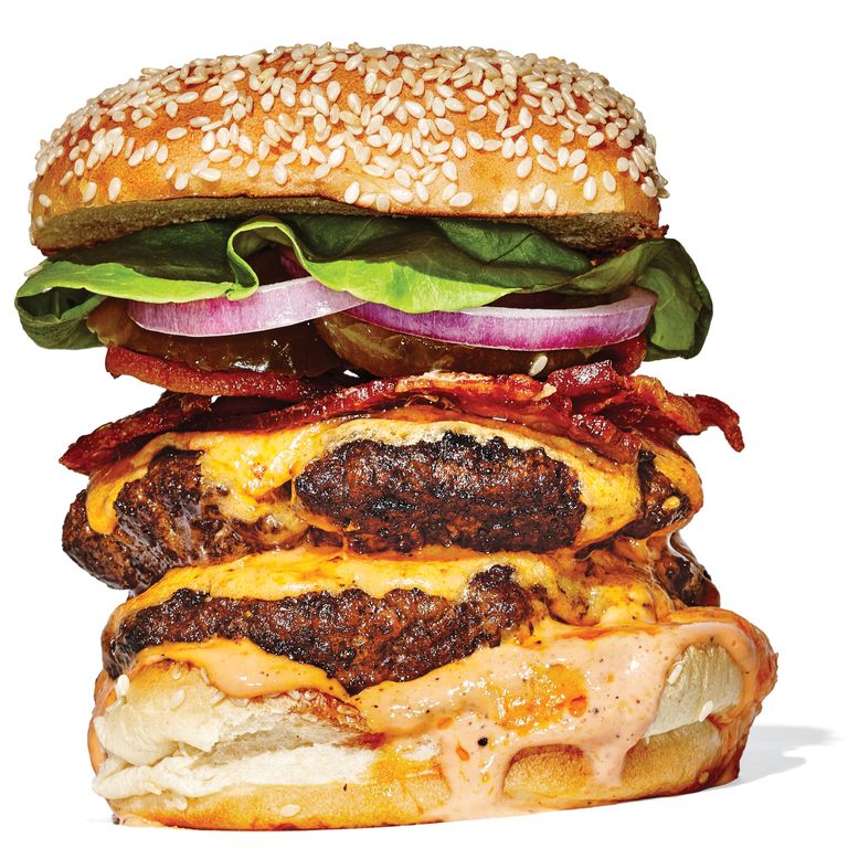 乍一看，阿肯色州人罗布·牛顿(Rob Newton)那粗壮的南方风味双层汉堡似乎吃得太多。它不是。精品店的培根增添了魅力，却没有抢尽风头。密西西比回归酱让其他特殊的酱看起来不那么像。浓郁的自制甜椒芝士让它浑然一体。