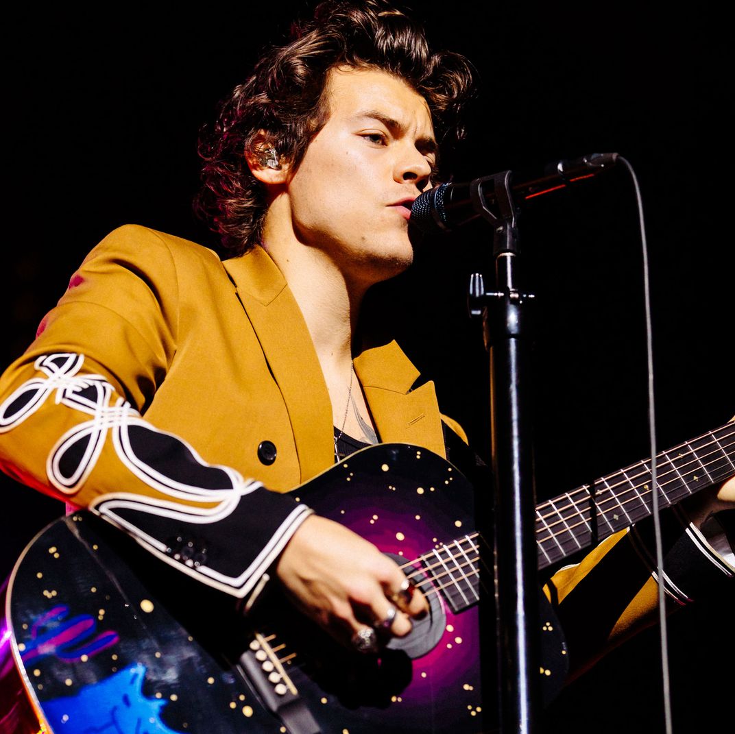 See Harry Styles Calvin Klein Suits on 2018 Tour