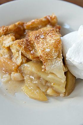 地壳:4.5“底层有点解体。”馅料:4.5英寸，主要是苹果。它又松又软，说明它很湿润。可能会有一些肉桂，但它是支持的。”舒适系数:5分，总分:14分