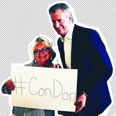 De Blasio in Sioux City, Iowa holding a sign that reads #ConDon.