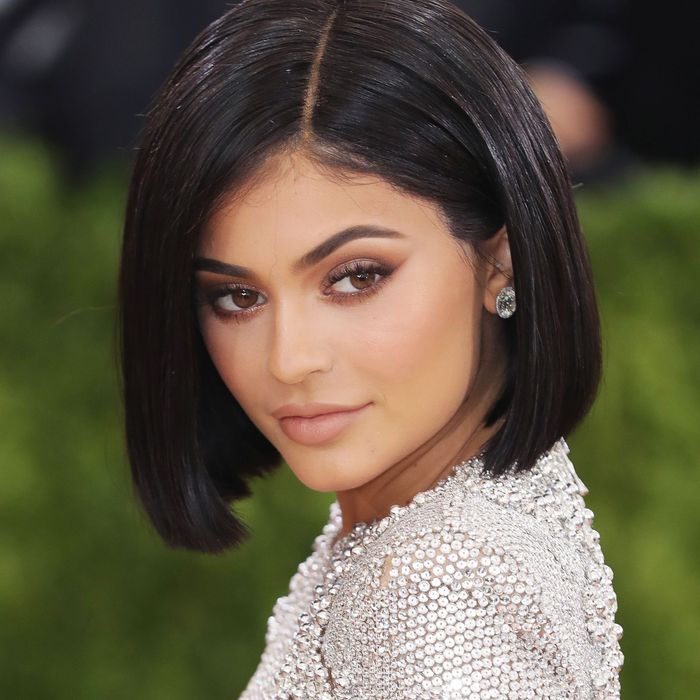 Brød sweater Store Kylie Jenner Is Celebrating Her Birthday With a New Makeup Kit