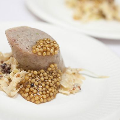 熏制猪肉香肠，培根，烟熏蓝纹奶酪色拉和腌制的芥末籽。