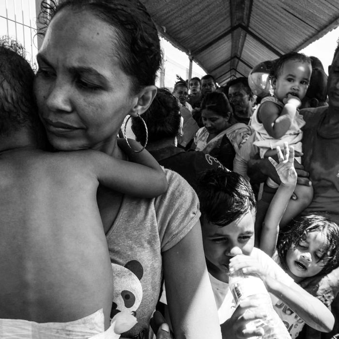 A mother holding her child along the caravan route.