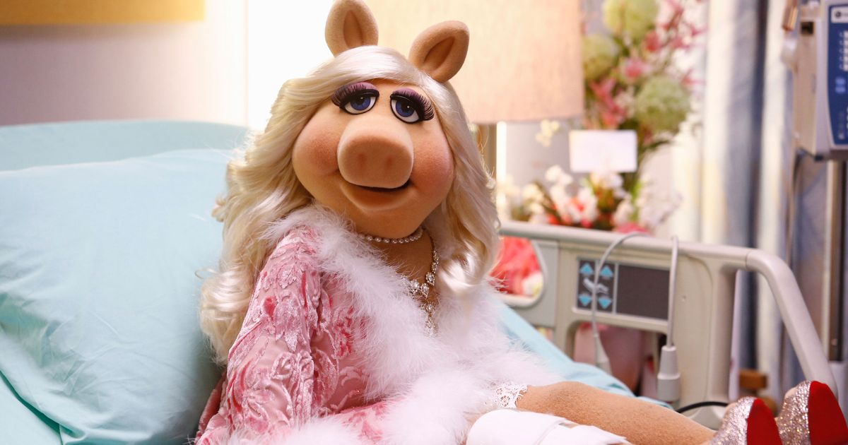 Miss Piggy Arrives to  Space L.A.