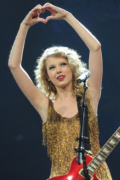 Taylor Swift, Excellent at Popularizing Commonplace Hand Gestures