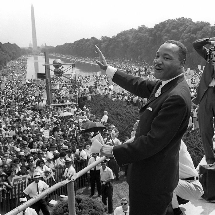 US civil rights leader Martin Luther King (C) waves to supporters from the steps of the Lincoln Memorial 28 August 1963 on the Mall in Washington DC (Washington Monument in background) during the 