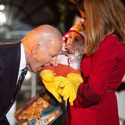 TOPSHOT-US-POLITICS-BIDEN-HALLOWEEN