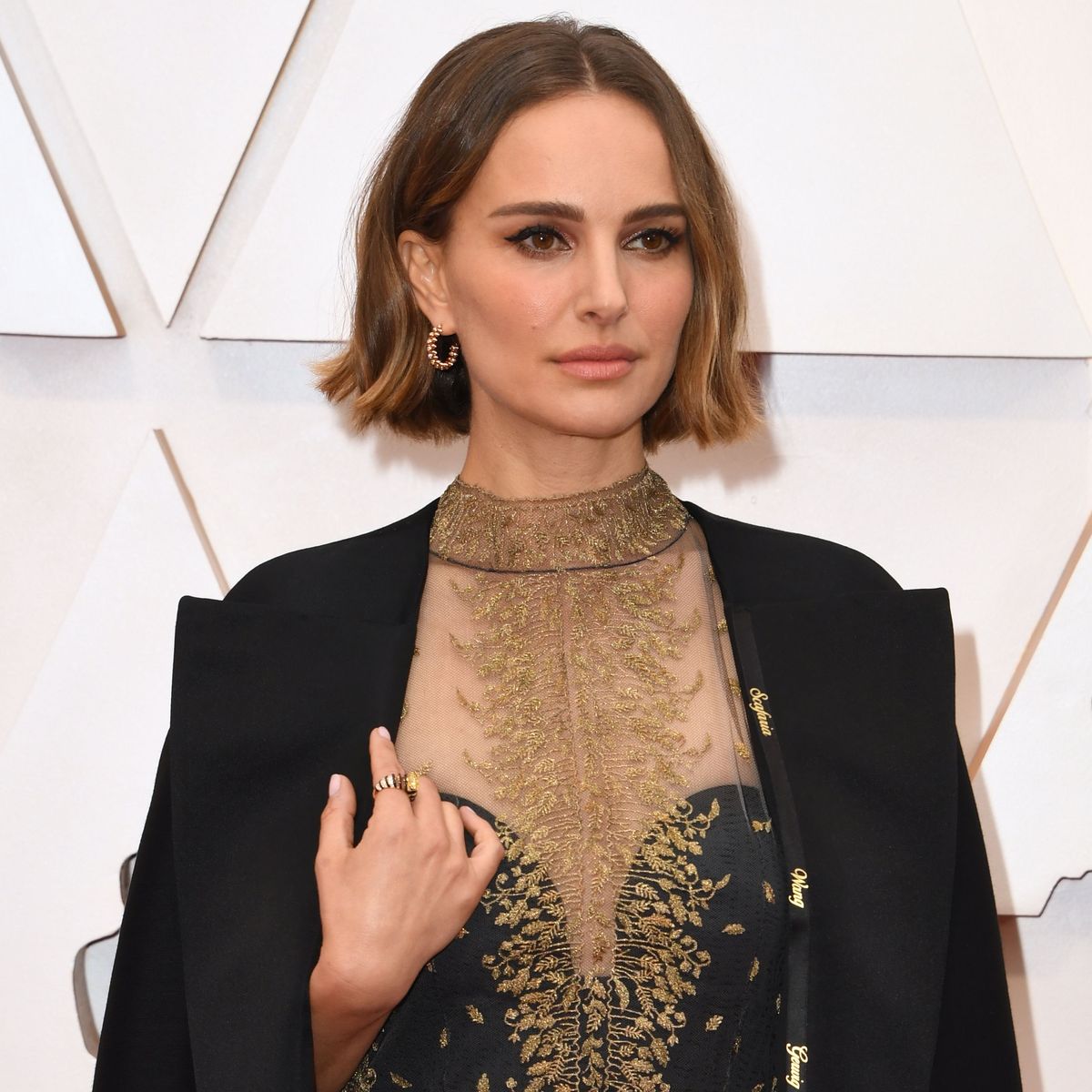 Natalie Portman S Oscars 2020 Dress Makes A Bold Statement