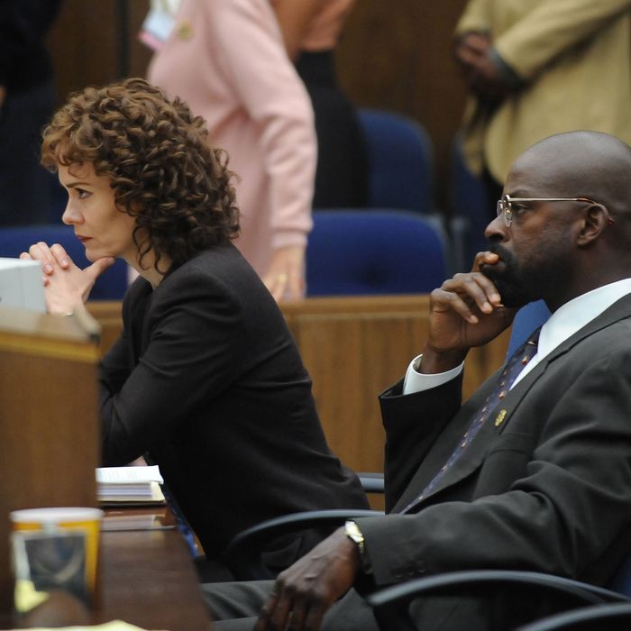 THE PEOPLE v. O.J. SIMPSON: AMERICAN CRIME STORY -- Pictured: (l-r) Sarah Paulson as Marcia Clark, Sterling K. Brown as Christopher Darden. CR: Ray Mickshaw/FX Networks