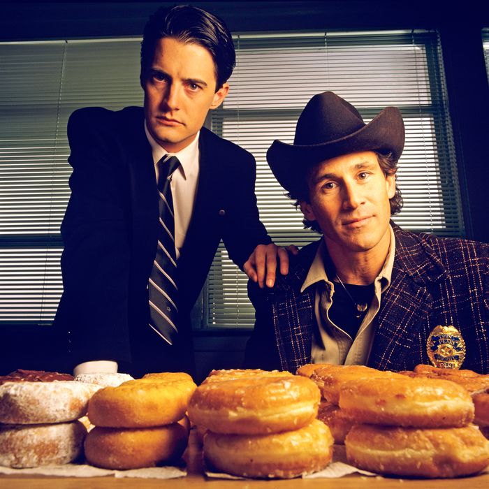 TWIN PEAKS - Gallery - Season One - 11/10/1989Homecoming queen Laura Palmer is found dead, washed up on a riverbank wrapped in plastic sheeting. FBI Special Agent Dale Cooper (Kyle MacLaughlin, left) is called in to work with local Sheriff Harry S.Truman (Michael Ontkean) in the investigation of the gruesome murder in the small Northwestern town of Twin Peaks. (AMERICAN BROADCASTING COMPANIES, INC.)
