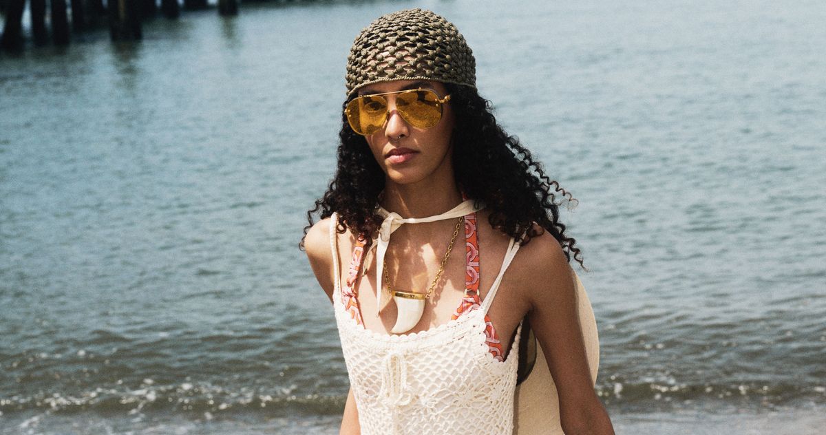 How to Dress for the Season’s First Beach Hang