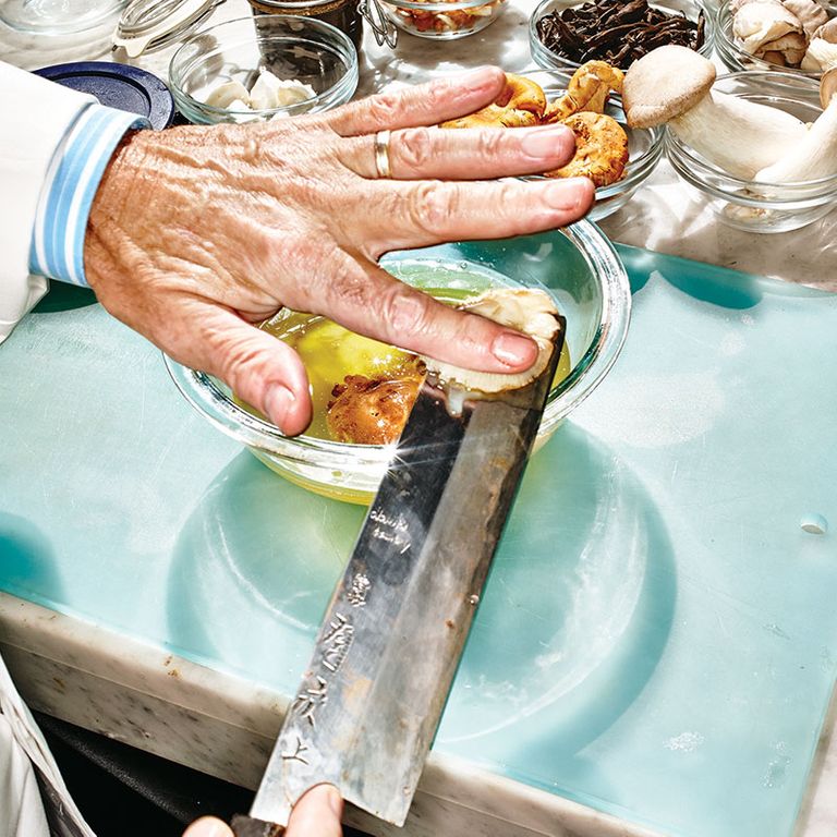 布利青少年蘑菇保存在油中。