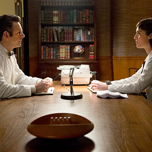 Michael Sheen as Dr. William Masters and Lizzy Caplan as Virginia Johnson in Masters of Sex 