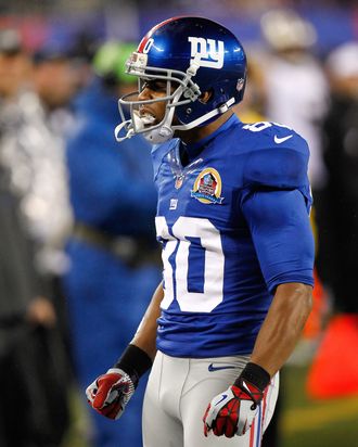 Victor Cruz #80 of the New York Giants reacts after catching a long pass during their game against the New Orleans Saints at MetLife Stadium on December 9, 2012 in East Rutherford, New Jersey. 