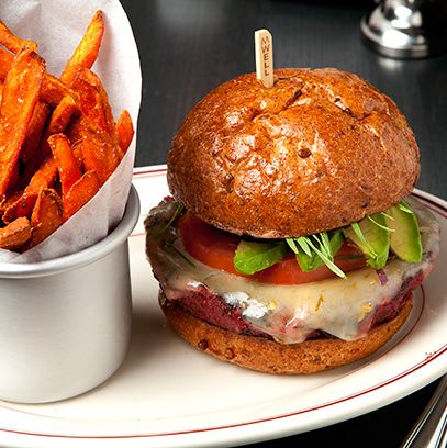 蔬菜，香料，鳄梨，杰克芝士，麦草，全麦面包。