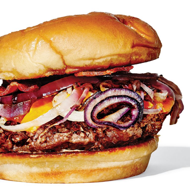 Two8Two Pub Burger, 13.50美元:招牌的5盎司汉堡配烤波布拉诺奶酪棒极了，但说到过量的肌肉，半磅的Pub——标准的软面包几乎不含油脂和脂肪——是无与伦比的。