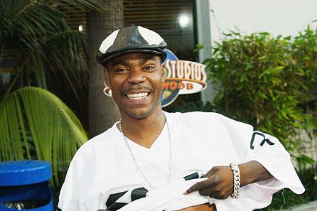 Photo: Tracy Morgan wears a hat upside-down at Yankee game - NYP20180819126  