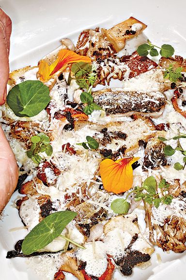 布利用婴儿草药和鲜花装饰盘子。