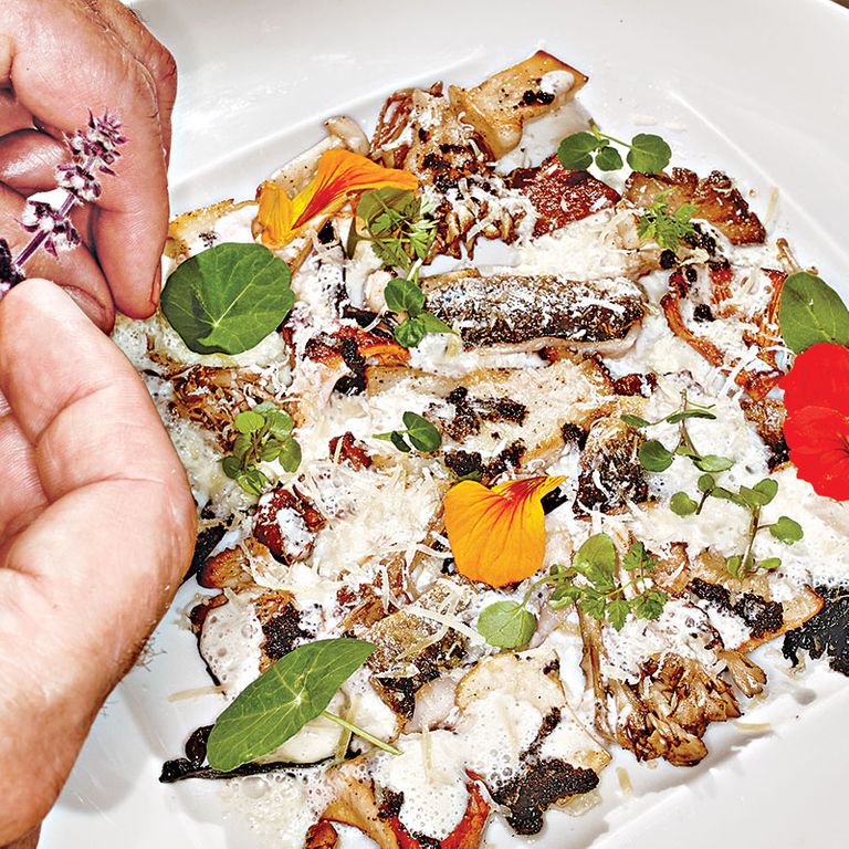 布利用婴儿草药和鲜花装饰盘子。