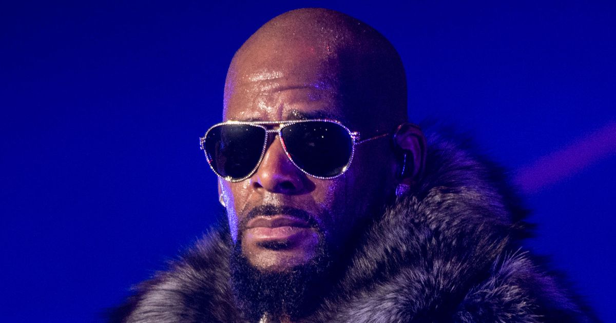 警方收到有關涉嫌人質的舉報後在芝加哥與 R. Kelly 對峙