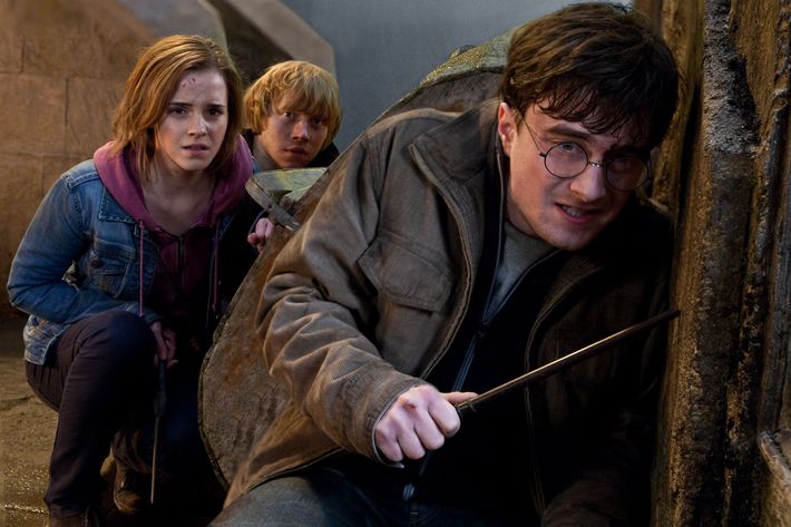 (L-r) EMMA WATSON as Hermione Granger, RUPERT GRINT as Ron Weasley and DANIEL RADCLIFFE as Harry Potter in Warner Bros. Pictures’ fantasy adventure “HARRY POTTER AND THE DEATHLY HALLOWS – PART 2,” a Warner Bros. Pictures release.